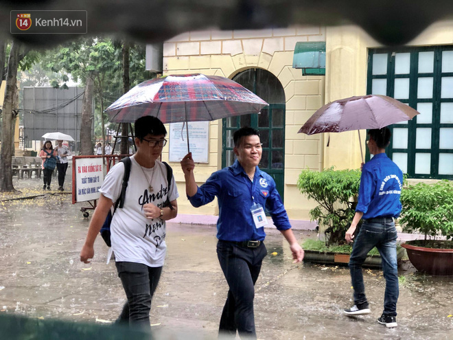 Những bóng áo xanh tình nguyện mùa thi THPT Quốc Gia 2018: Nắng mưa vẫn kề vai sát cánh cùng sĩ tử - Ảnh 5.