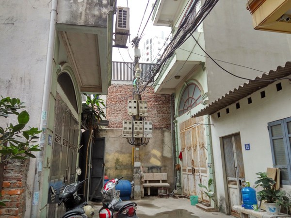 Hà Nội: Nhiều hộ dân bỏ của chạy lấy người vì nhà có nguy cơ đổ sập do chung cư xây sát vách - Ảnh 1.