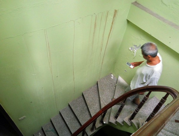 Hà Nội: Nhiều hộ dân bỏ của chạy lấy người vì nhà có nguy cơ đổ sập do chung cư xây sát vách - Ảnh 8. Hà Nội: Nhiều hộ dân bỏ của chạy lấy người vì nhà có nguy cơ đổ sập do chung cư xây sát vách 8