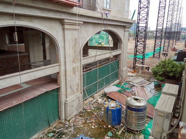 Hà Nội: Nhiều hộ dân bỏ của chạy lấy người vì nhà có nguy cơ đổ sập do chung cư xây sát vách - Ảnh 9.
