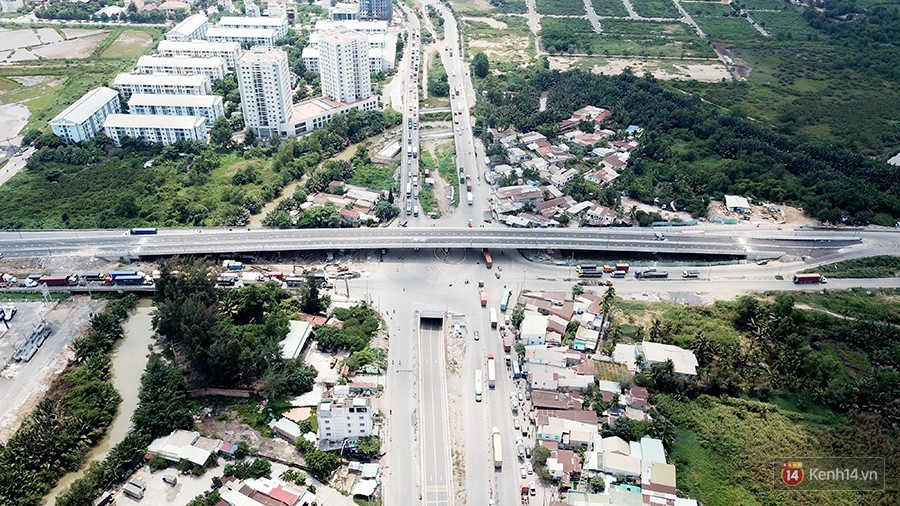 Chùm ảnh cầu vượt hơn 200 tỷ đồng trước giờ thông xe, cửa ngõ cảng biển lớn nhất Sài Gòn được giải cứu - Ảnh 2.