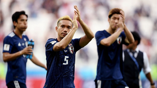 Cầu thủ Nhật Bản đi vòng quanh sân, cảm ơn fan đã cổ vũ giữa cái nóng 36 độ C - Ảnh 4.