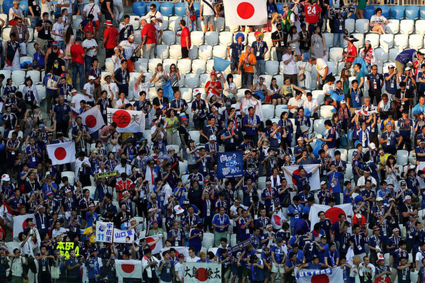 Cầu thủ Nhật Bản đi vòng quanh sân, cảm ơn fan đã cổ vũ giữa cái nóng 36 độ C - Ảnh 3.