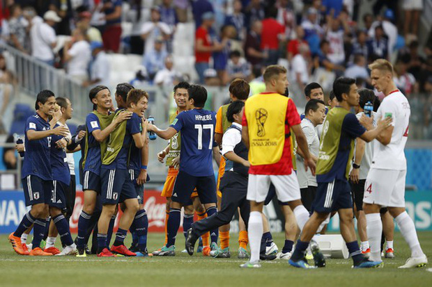 Cầu thủ Nhật Bản đi vòng quanh sân, cảm ơn fan đã cổ vũ giữa cái nóng 36 độ C - Ảnh 10.
