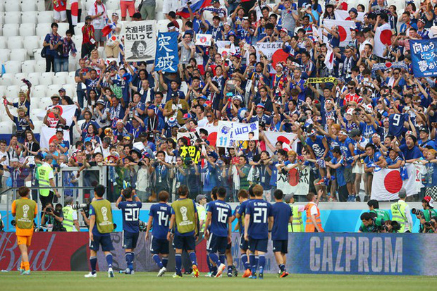Cầu thủ Nhật Bản đi vòng quanh sân, cảm ơn fan đã cổ vũ giữa cái nóng 36 độ C - Ảnh 1.