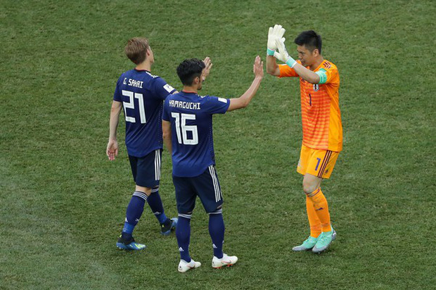 Cầu thủ Nhật Bản đi vòng quanh sân, cảm ơn fan đã cổ vũ giữa cái nóng 36 độ C - Ảnh 5.