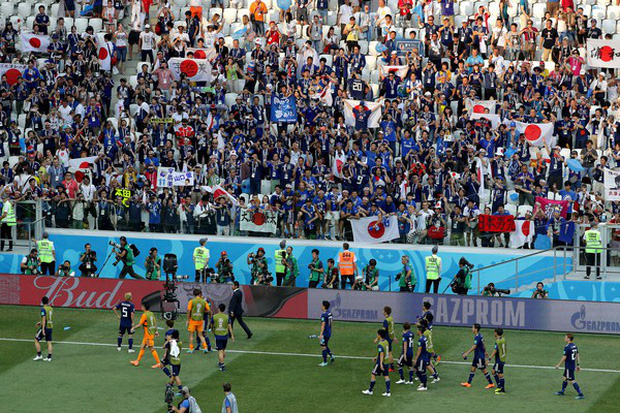 Cầu thủ Nhật Bản đi vòng quanh sân, cảm ơn fan đã cổ vũ giữa cái nóng 36 độ C - Ảnh 2.