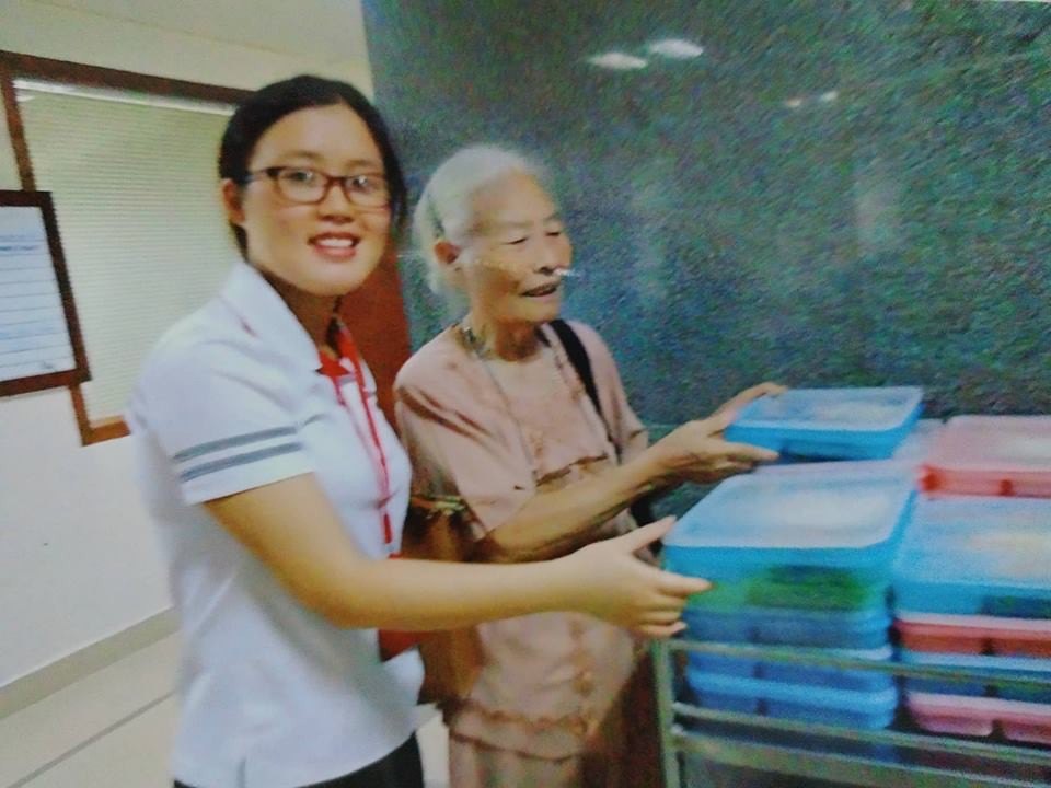 Bà cụ 82 tuổi quyên tiền để phát cháo miễn phí cho bệnh nhân nghèo suốt ba năm nay ở Hà Nội - Ảnh 2. Bà cụ 82 tuổi quyên tiền để phát cháo miễn phí cho bệnh nhân nghèo suốt ba năm nay ở Hà Nội 2