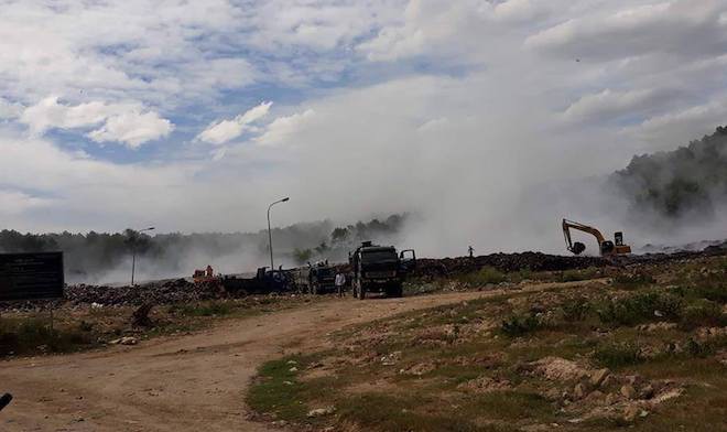 Cháy lớn 3 ngày ở bãi rác, hàng chục người ngộ độc khói - Ảnh 2. Cháy lớn 3 ngày ở bãi rác, hàng chục người ngộ độc khói - Ảnh 2.