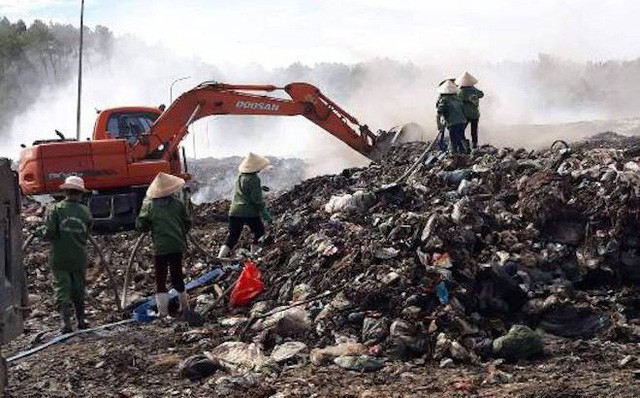 Cháy lớn 3 ngày ở bãi rác, hàng chục người ngộ độc khói - Ảnh 1. Cháy lớn 3 ngày ở bãi rác, hàng chục người ngộ độc khói - Ảnh 1.