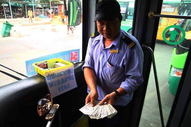 Chuyến xe bus với rổ tiền đầy tình người giữa Sài Gòn: Quên mang tiền lẻ thì cứ lấy đủ để mua vé - Ảnh 4.