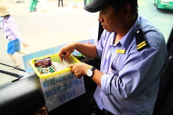 Chuyến xe bus với rổ tiền đầy tình người giữa Sài Gòn: Quên mang tiền lẻ thì cứ lấy đủ để mua vé - Ảnh 5.