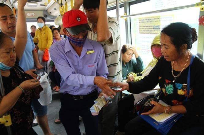 Chuyến xe bus với rổ tiền đầy tình người giữa Sài Gòn: Quên mang tiền lẻ thì cứ lấy đủ để mua vé - Ảnh 6.