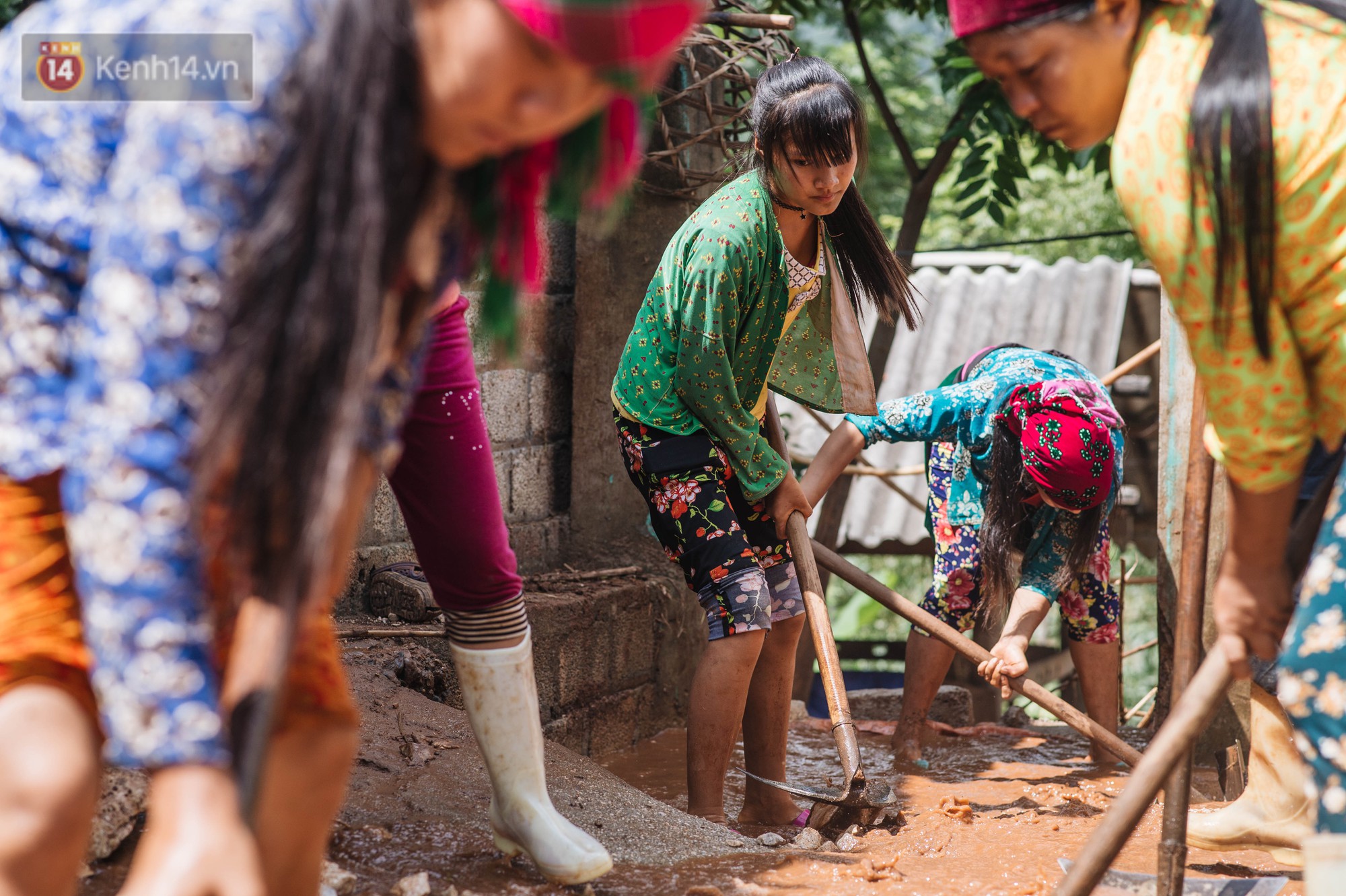 Trận lũ đau thương ở Hà Giang trong vòng 10 năm qua: Giờ đâu còn nhà nữa, mất hết, lũ cuốn trôi hết rồi... - Ảnh 13.