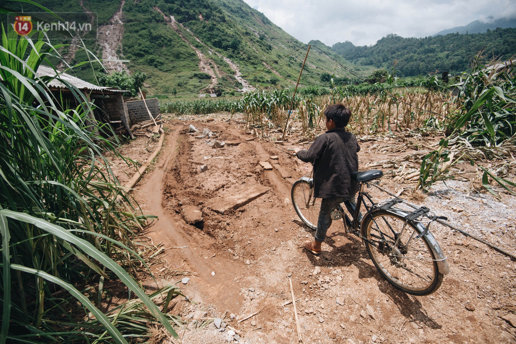 Trận lũ đau thương ở Hà Giang trong vòng 10 năm qua: Giờ đâu còn nhà nữa, mất hết, lũ cuốn trôi hết rồi... - Ảnh 17.