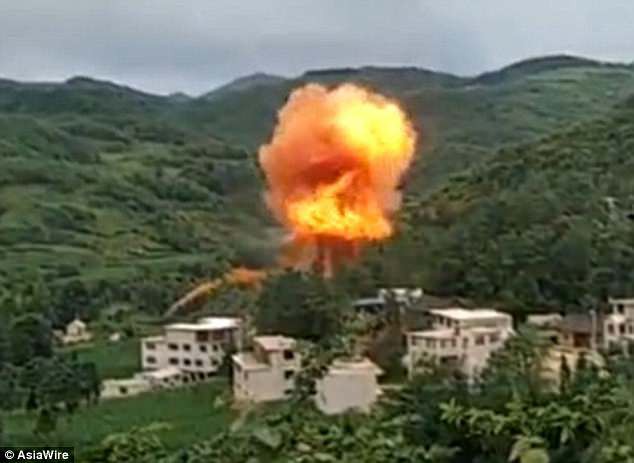 Mảnh vỡ khủng từ tên lửa Trung Quốc rơi trúng khu dân cư nổ đỏ trời - Ảnh 2.