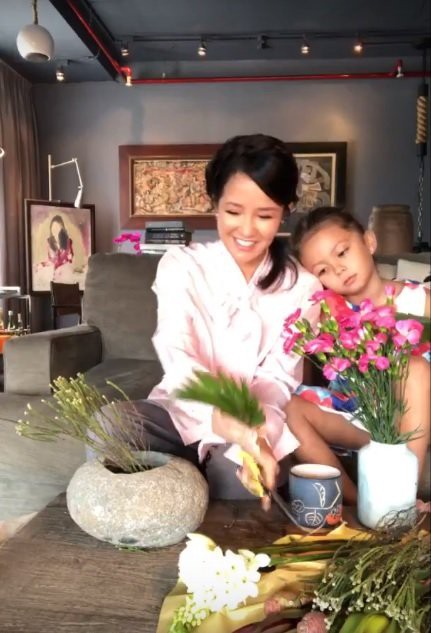 Hồng Nhung livestream cùng con gái, hé lộ cuộc sống sau khi ly hôn với chồng Tây 8 năm gắn bó - Ảnh 1.