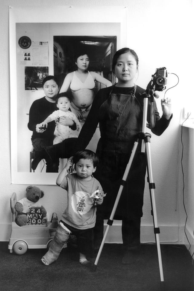 Bộ ảnh bà mẹ đơn thân Đài Loan đang lan truyền trên MXH: Mỗi bức ảnh của hiện tại bao gồm cả những năm tháng trưởng thành của con 3