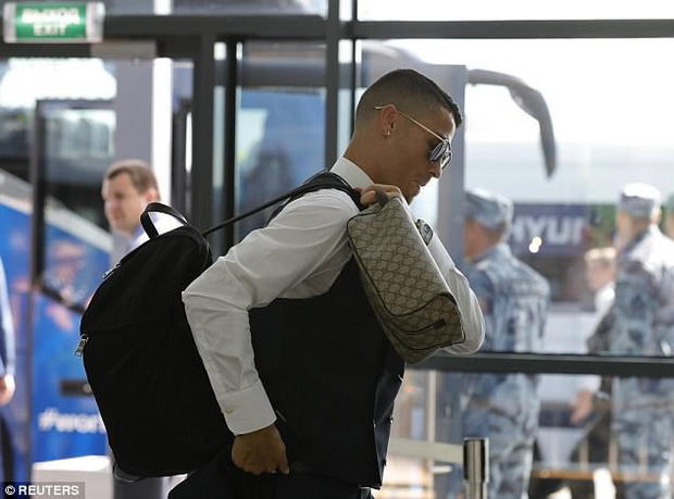 Ronaldo lịch lãm và tươi cười ngày xách vali về nước - Ảnh 5. Ronaldo lịch lãm và tươi cười ngày xách vali về nước 5