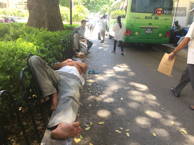 Ảnh: Người nhà bệnh nhân vạ vật gần hành lang, dưới bóng cây trong bệnh viện để tránh nắng đỉnh điểm trên 40 độ ở Hà Nội 6
