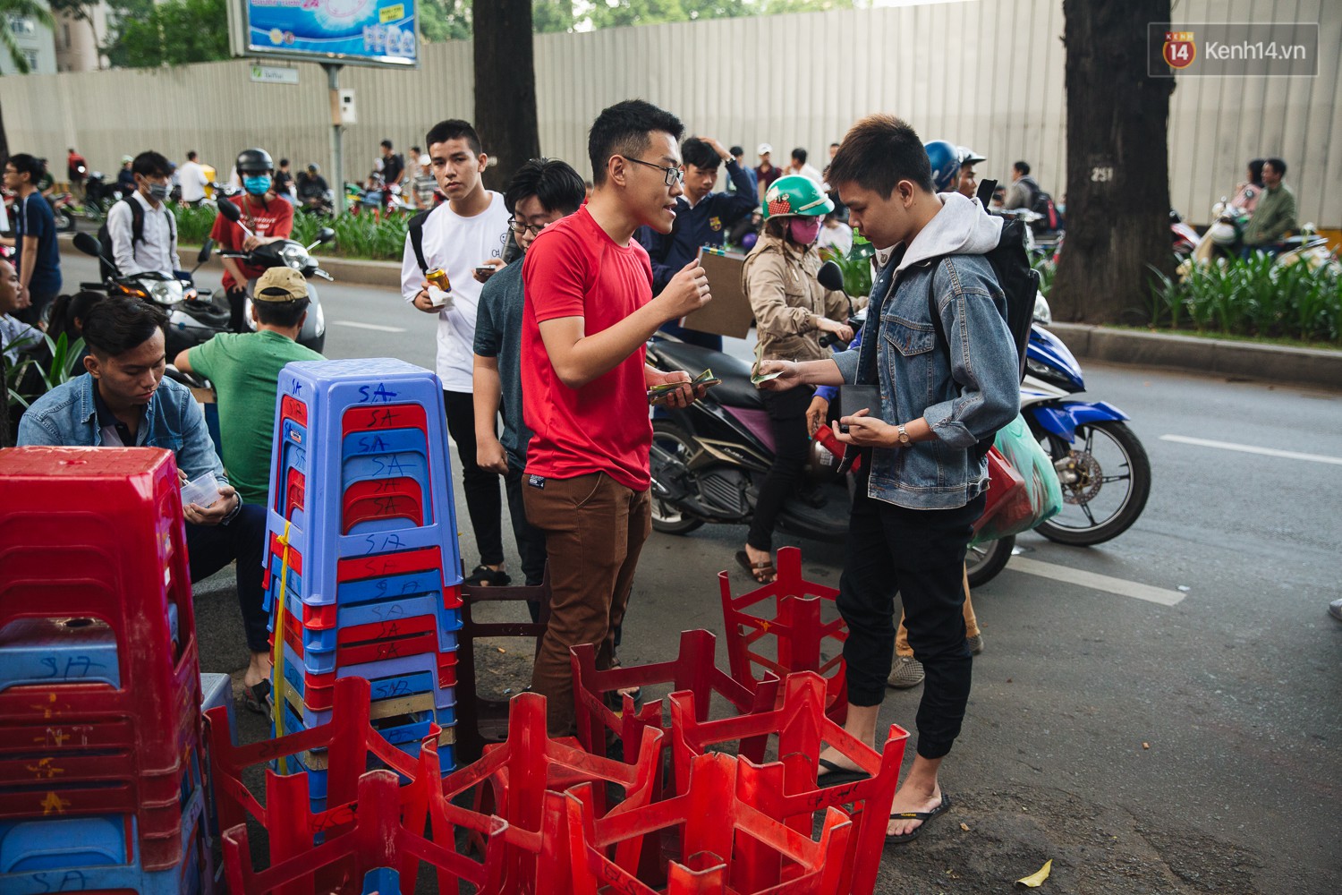 Chuyện lạ trước cổng trường thi vào ĐH Kiến trúc TP HCM: Sinh viên phải thuê ghế để ngồi thi, 40k/cặp, đặt cọc 60k - Ảnh 1.