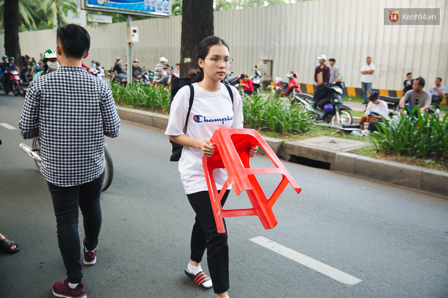 Chuyện lạ trước cổng trường thi vào ĐH Kiến trúc TP HCM: Sinh viên phải thuê ghế để ngồi thi, 40k/cặp, đặt cọc 60k - Ảnh 9.