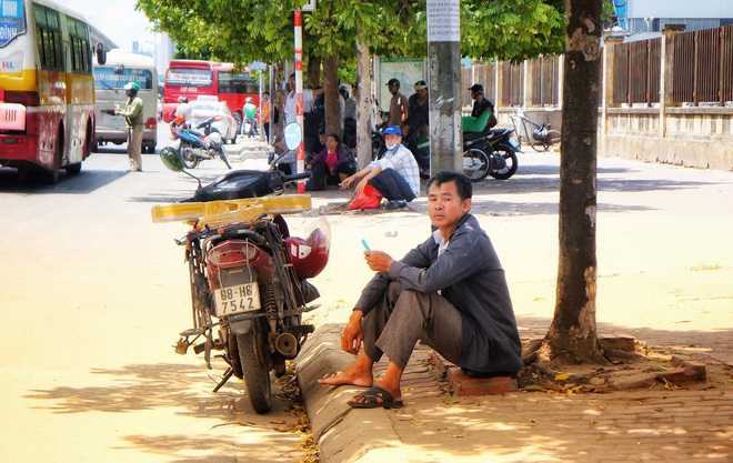Hà Nội: Người dân trải bạt ngủ trưa dưới gầm cầu để tránh nắng - Ảnh 4.