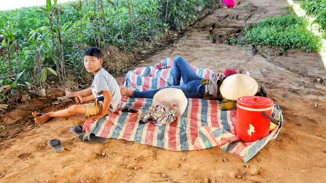 Hà Nội: Người dân trải bạt ngủ trưa dưới gầm cầu để tránh nắng - Ảnh 8.