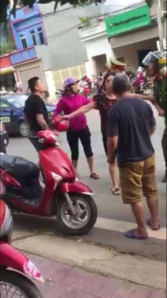 Sơn La: Bị bắt vì đi xe máy không đội mũ bảo hiểm, nam thanh niên gọi cả bố mẹ đến chửi bới, lăng mạ công an - Ảnh 2.