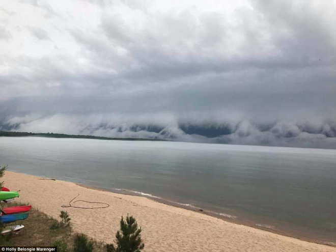 Cảnh tượng mây sóng thần khổng lồ làm giảm 11 độ C ở Michigan là gì? - Ảnh 5.