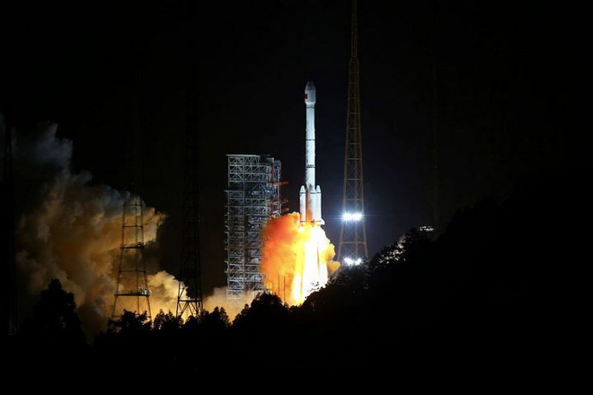 Tên lửa đẩy của Trung Quốc phát nổ và rơi gần một ngôi làng có người sinh sống sau khi phóng vệ tinh - Ảnh 1.