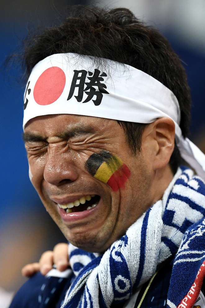 Ngưỡng mộ hình ảnh CĐV Nhật Bản vừa khóc nức nở, vừa dọn sạch rác trên khán đài 7