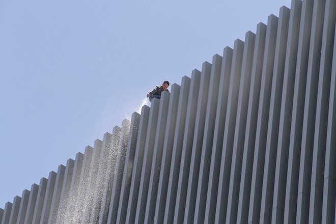 Nghệ An: Nhiệt độ tới 60 độ C, người dân trèo lên nhà cao tầng tưới nước hạ nhiệt - Ảnh 15.
