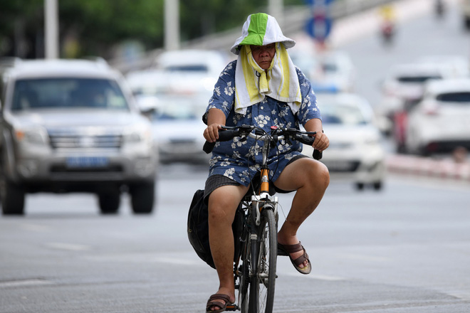 Ốc đảo sa mạc xuất hiện trên phố, người Hà Nội choàng khăn tắm ra đường, quấn chăn che xế yêu - Ảnh 21. 'Ốc đảo sa mạc' xuất hiện trên phố, người Hà Nội choàng khăn tắm ra đường, quấn chăn che 20