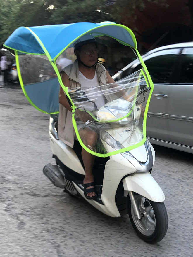 Ốc đảo sa mạc xuất hiện trên phố, người Hà Nội choàng khăn tắm ra đường, quấn chăn che xế yêu - Ảnh 13. 'Ốc đảo sa mạc' xuất hiện trên phố, người Hà Nội choàng khăn tắm ra đường, quấn chăn che 12