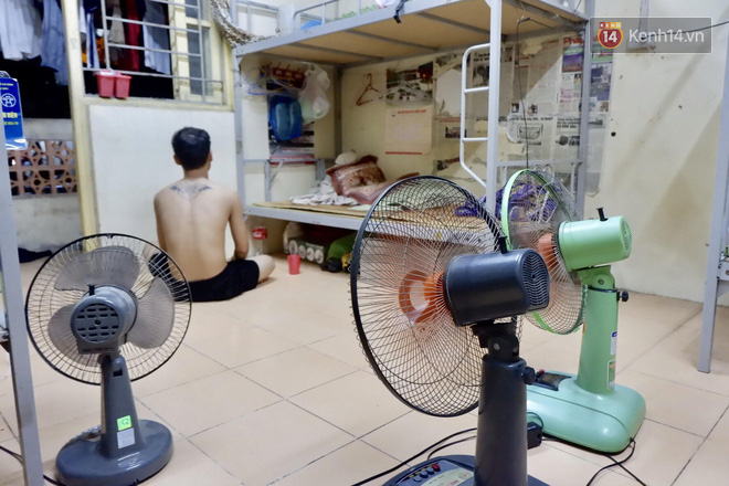 Nhà trọ biến thành lò lửa 40 độ C, sinh viên Hà Nội 'tập kết' toàn bộ quạt trong phòng để tạo gió cũng không ăn thua 11