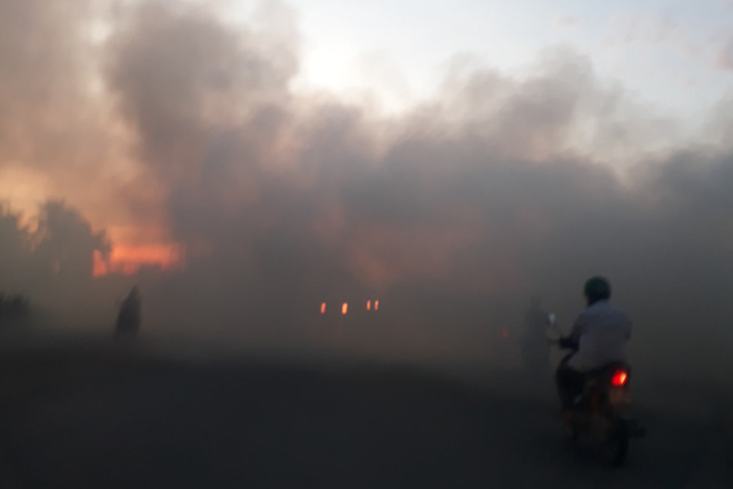 Bắc Ninh: Nông dân đốt rơm tạo khói đen mù mịt che mắt người đi đường - Ảnh 2.