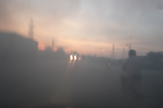 Bắc Ninh: Nông dân đốt rơm tạo khói đen mù mịt che mắt người đi đường - Ảnh 3.