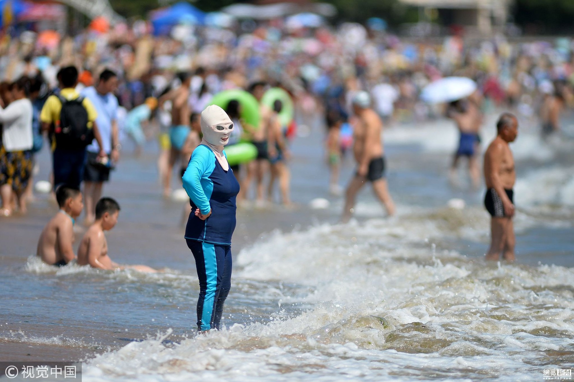 Đến hẹn lại lên, các bãi biển Trung Quốc nở rộ áo tắm Ninja đi nghỉ mát của 500 chị em sợ cháy nắng - Ảnh 2.