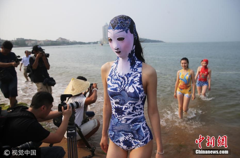 Đến hẹn lại lên, các bãi biển Trung Quốc nở rộ áo tắm Ninja đi nghỉ mát của 500 chị em sợ cháy nắng - Ảnh 10.