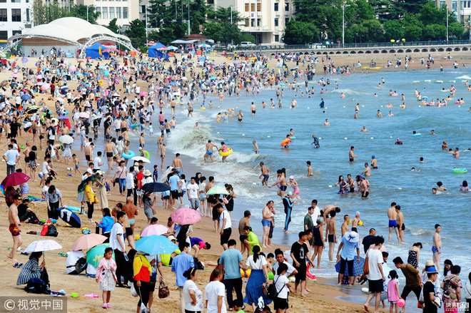 Đến hẹn lại lên, các bãi biển Trung Quốc nở rộ áo tắm Ninja đi nghỉ mát của 500 chị em sợ cháy nắng - Ảnh 1.
