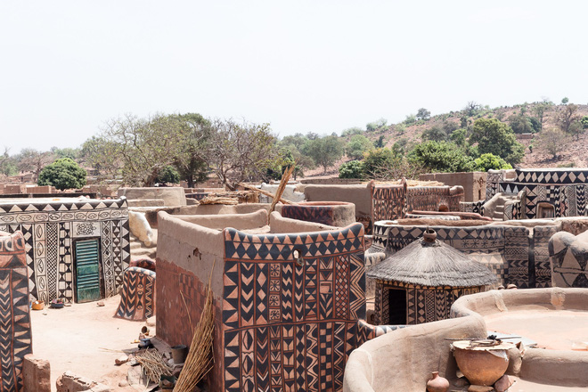 Tiébélé: Ngôi làng cổ được tạo nên từ phân bò, từng căn nhà đều là tác phẩm nghệ thuật tuyệt vời 1