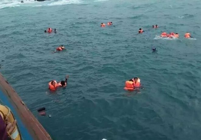 Chìm phà chở 139 người ngoài khơi Indonesia: Một người đàn ông livestream cảnh hoảng loạn trên phà 2