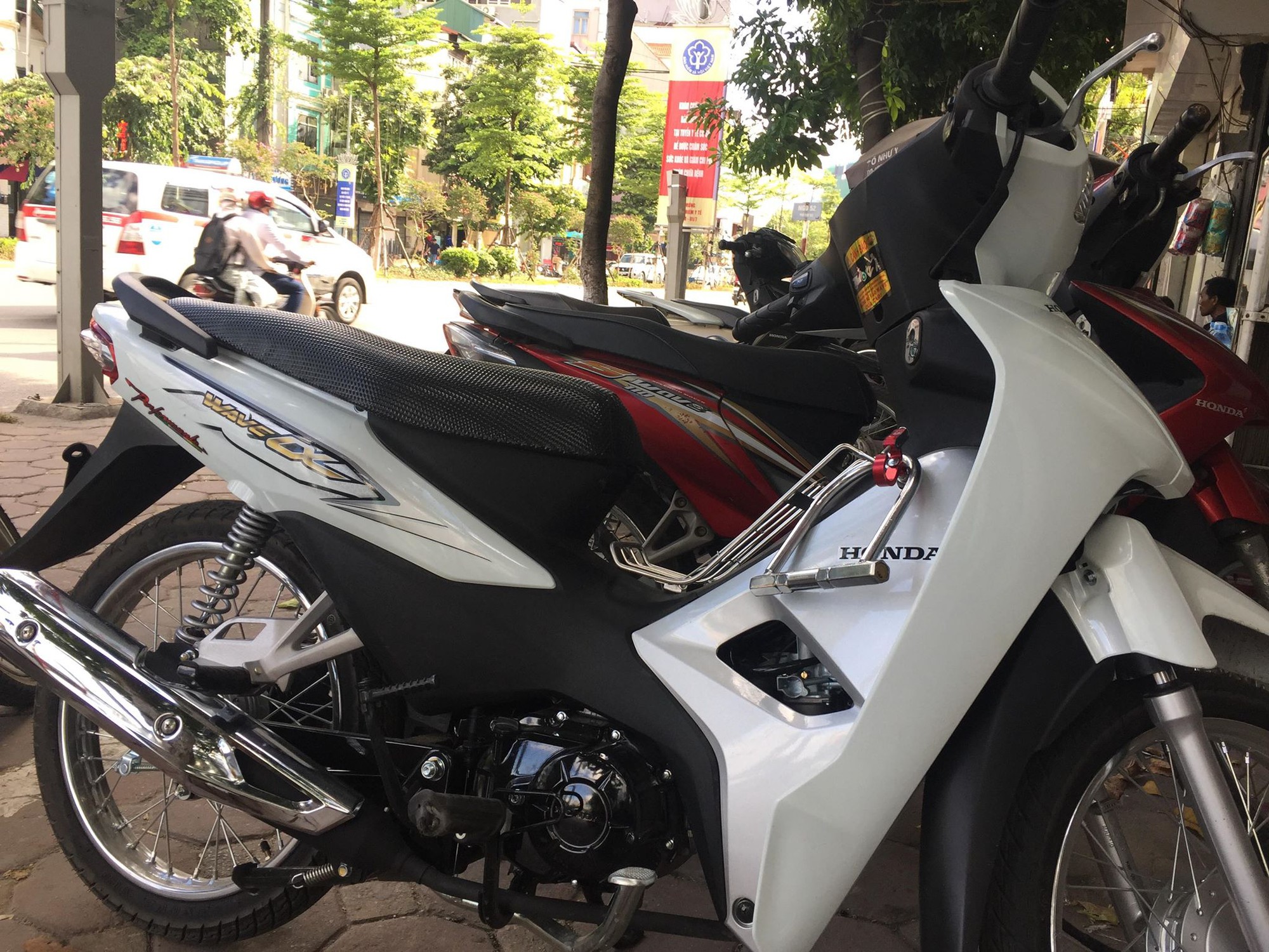 Thực hư vụ thanh niên ngủ dưới gầm ô tô để tránh nắng, tài xế không biết kéo lê 1 đoạn trên đường - Ảnh 4. Thực hư vụ thanh niên ngủ dưới gầm ô tô để tránh nắng, tài xế không biết kéo lê 1 đoạn trên đường - Ảnh 4.