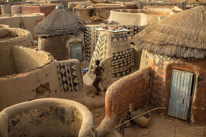 Tiébélé: Ngôi làng cổ được tạo nên từ phân bò, từng căn nhà đều là tác phẩm nghệ thuật tuyệt vời 14