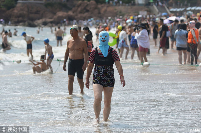 Đến hẹn lại lên, các bãi biển Trung Quốc nở rộ áo tắm Ninja đi nghỉ mát của 500 chị em sợ cháy nắng - Ảnh 3.