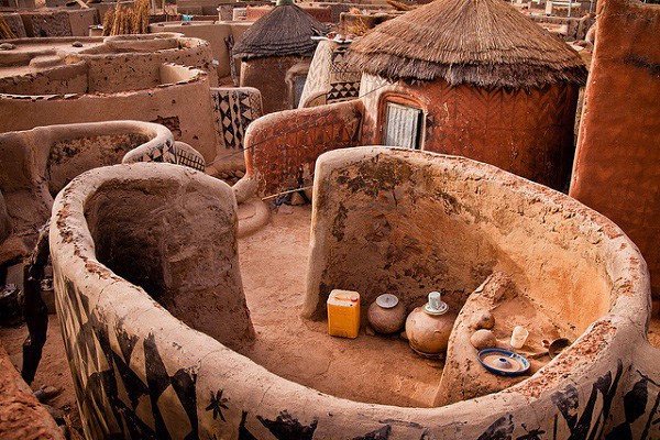 Tiébélé: Ngôi làng cổ được tạo nên từ phân bò, từng căn nhà đều là tác phẩm nghệ thuật tuyệt vời 3