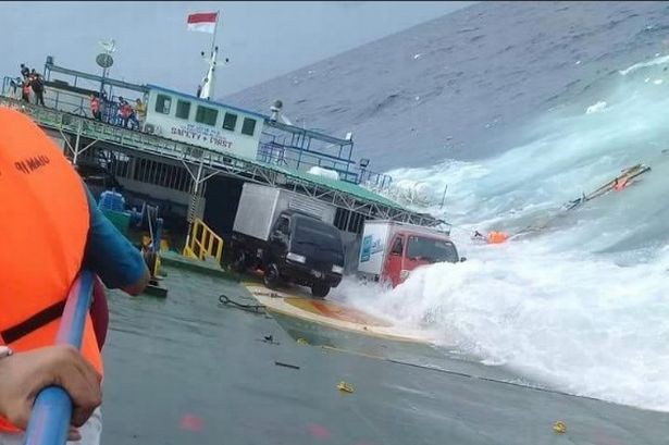 Chìm phà chở 139 người ngoài khơi Indonesia: Một người đàn ông livestream cảnh hoảng loạn trên phà 3