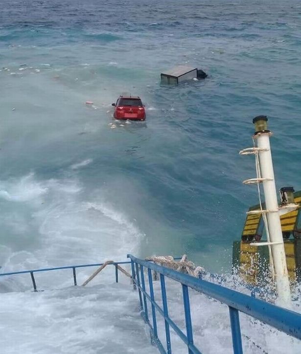 Chìm phà chở 139 người ngoài khơi Indonesia: Một người đàn ông livestream cảnh hoảng loạn trên phà - Ảnh 5. Chìm phà chở 139 người ngoài khơi Indonesia: Một người đàn ông livestream cảnh hoảng loạn trên phà 4