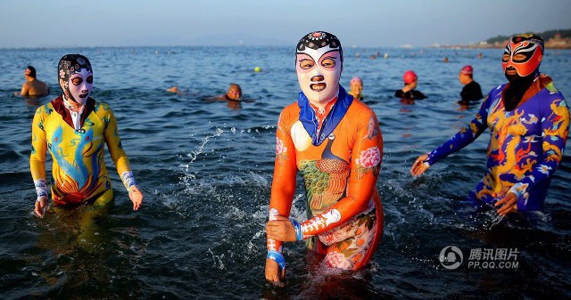 Đến hẹn lại lên, các bãi biển Trung Quốc nở rộ áo tắm Ninja đi nghỉ mát của 500 chị em sợ cháy nắng - Ảnh 6.